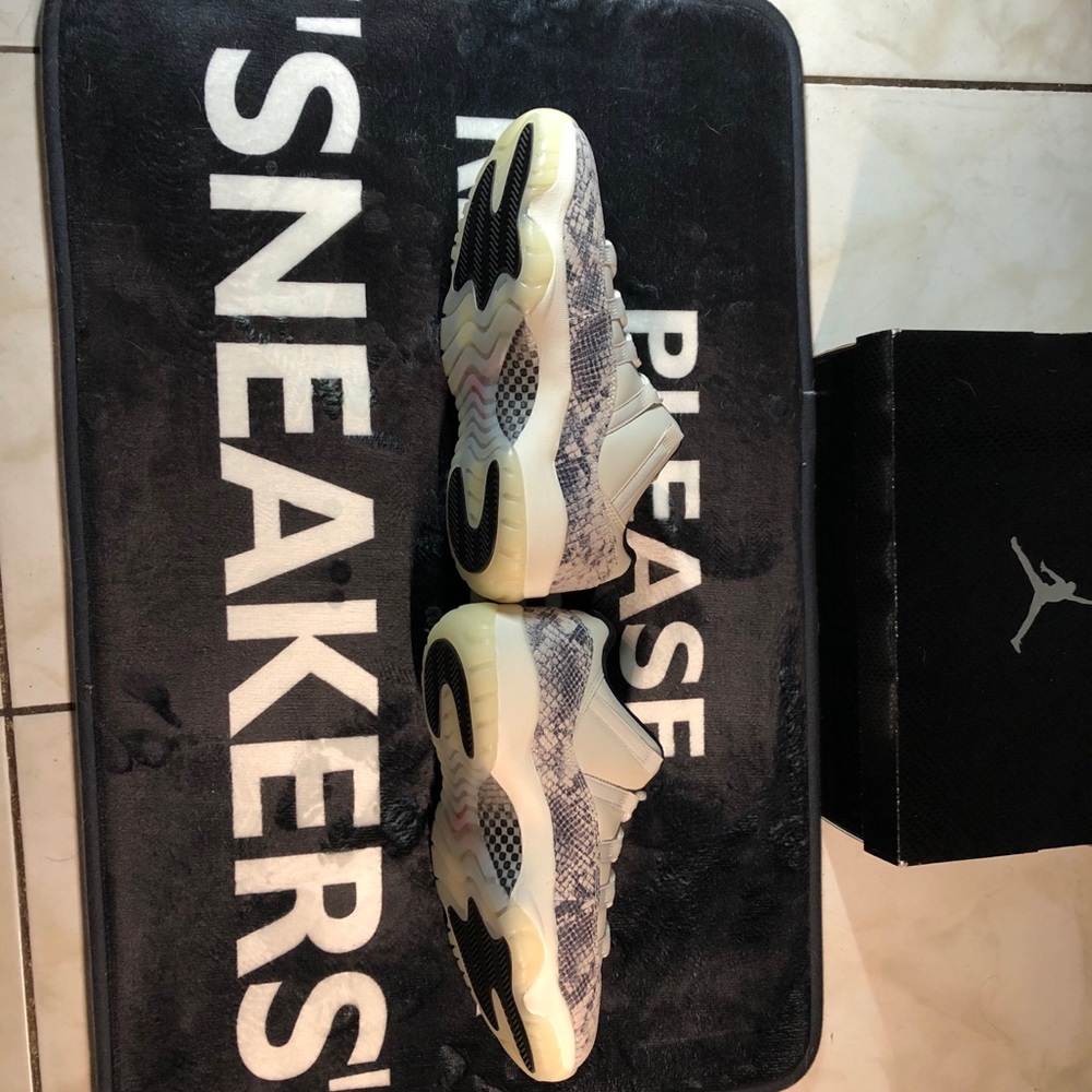 AIR JORDAN 11 LOW SNAKE LIGHT BONE
SIZE 10 VNDS